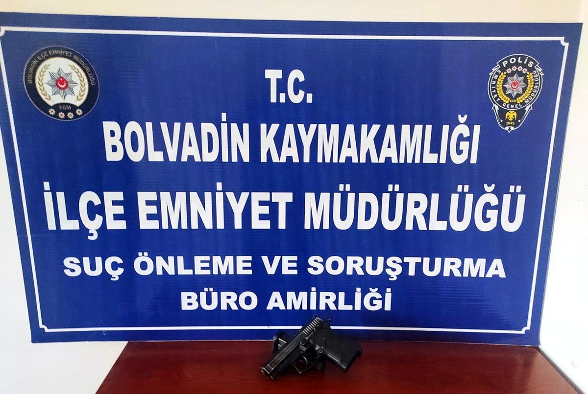 Gündüz silahla dolaştığı ihbar edilen şahsı polis gece düğünde yakaladı