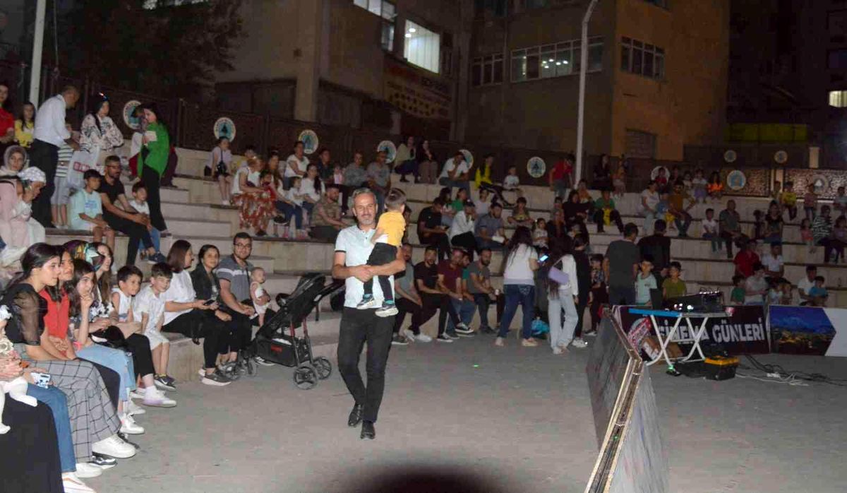 Hakkari haber! Hakkari\'de \'Buz Devri\' filmi izletildi