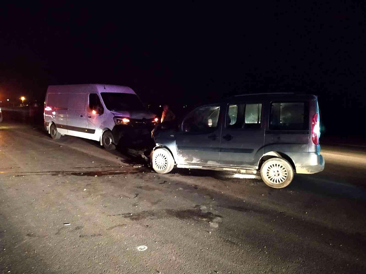İki aracın kafa kafaya çarpıştığı kazada 1 kişi yaralandı