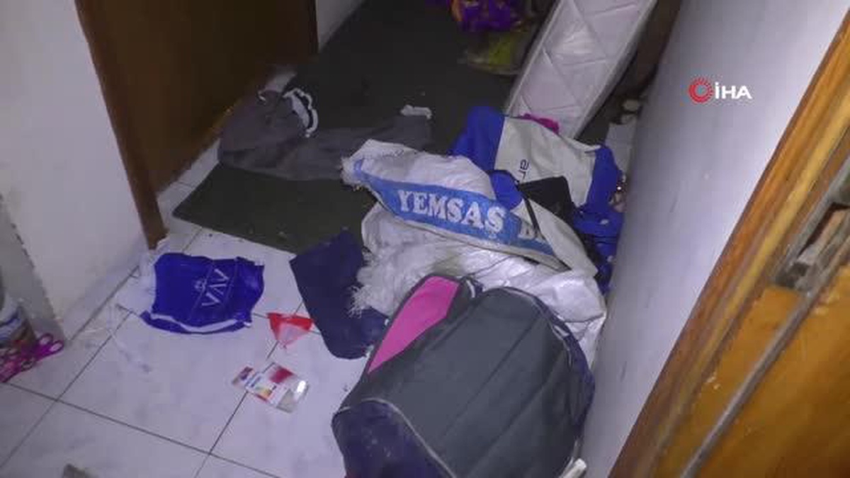 İki kamyonet çöpün çıktığı ev temizlendi