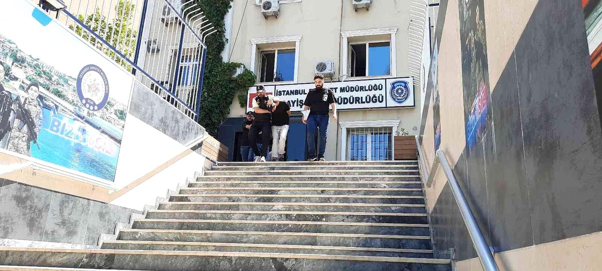 İstanbul\'da aynı günde 4 işyerini soydular: Hırsızlık anları kameraya yansıdı