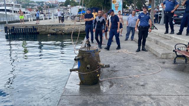 İstinye'de denizde şüpheli cisim paniği: Mayın sanıldı, tonoz çıktı İstinye'de denizde şüpheli cisim paniği: Mayın sanıldı, tonoz çıktı