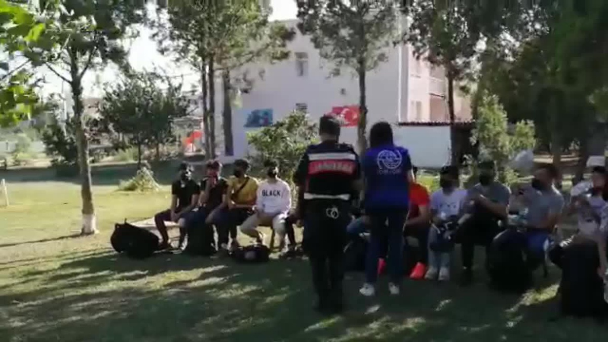 İzmir\'de 855 Kaçak Göçmen Yakalandı
