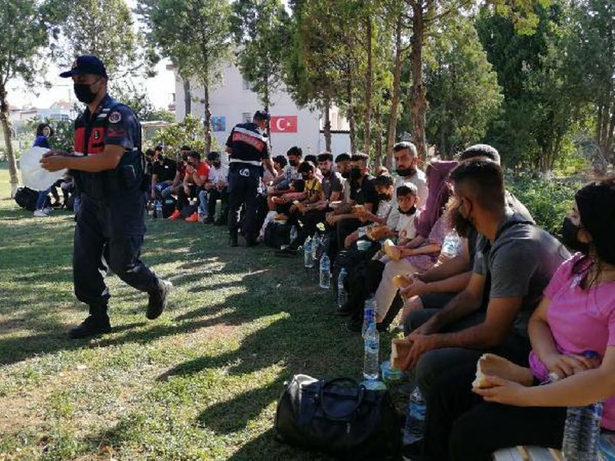 İzmir'de 855 kaçak göçmen yakalandı, 2 organizatör tutuklandı