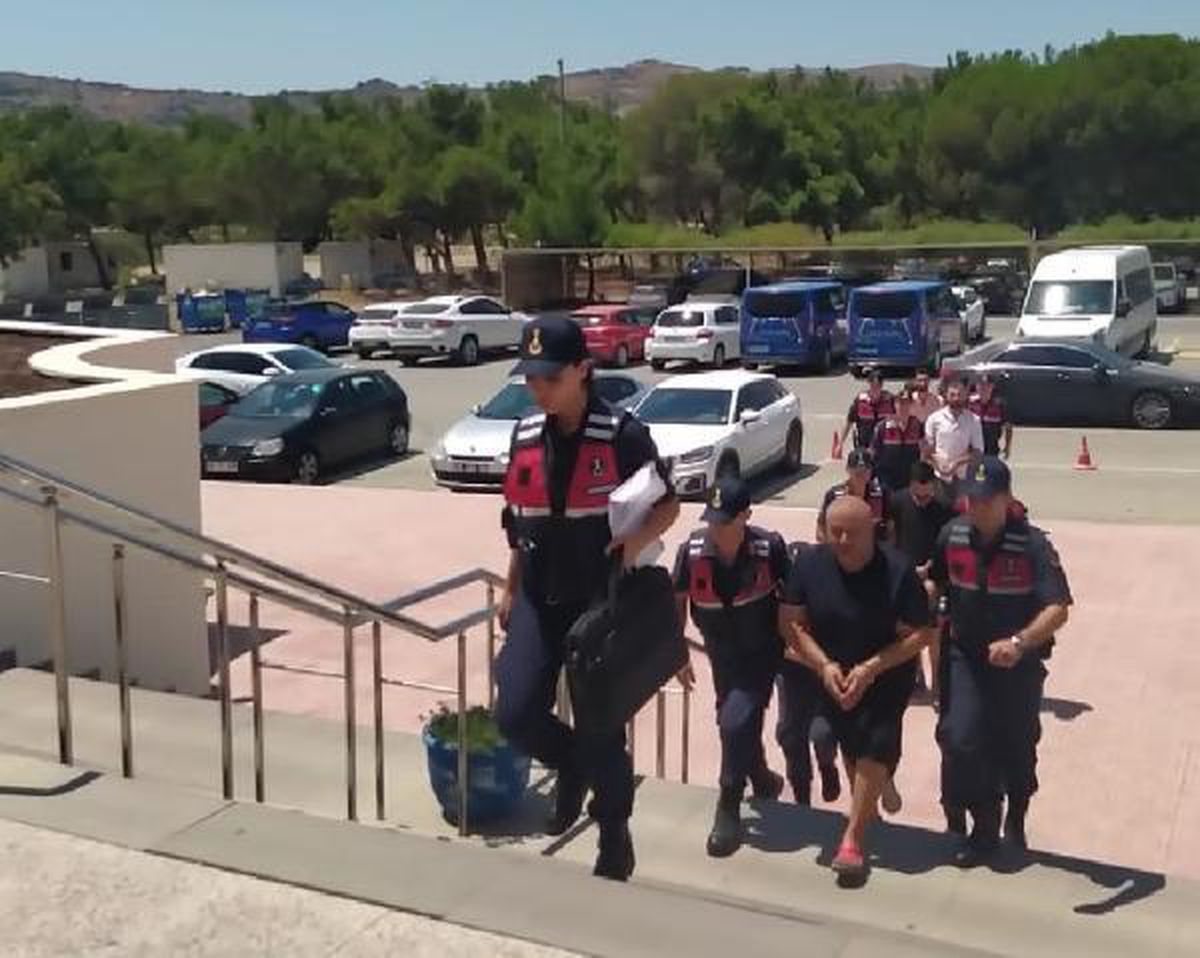 İzmir\'den silah zoruyla Bodrum\'a kaçırdıkları Suriyeliyi darbedip, gasbettiler; 5 tutuklama