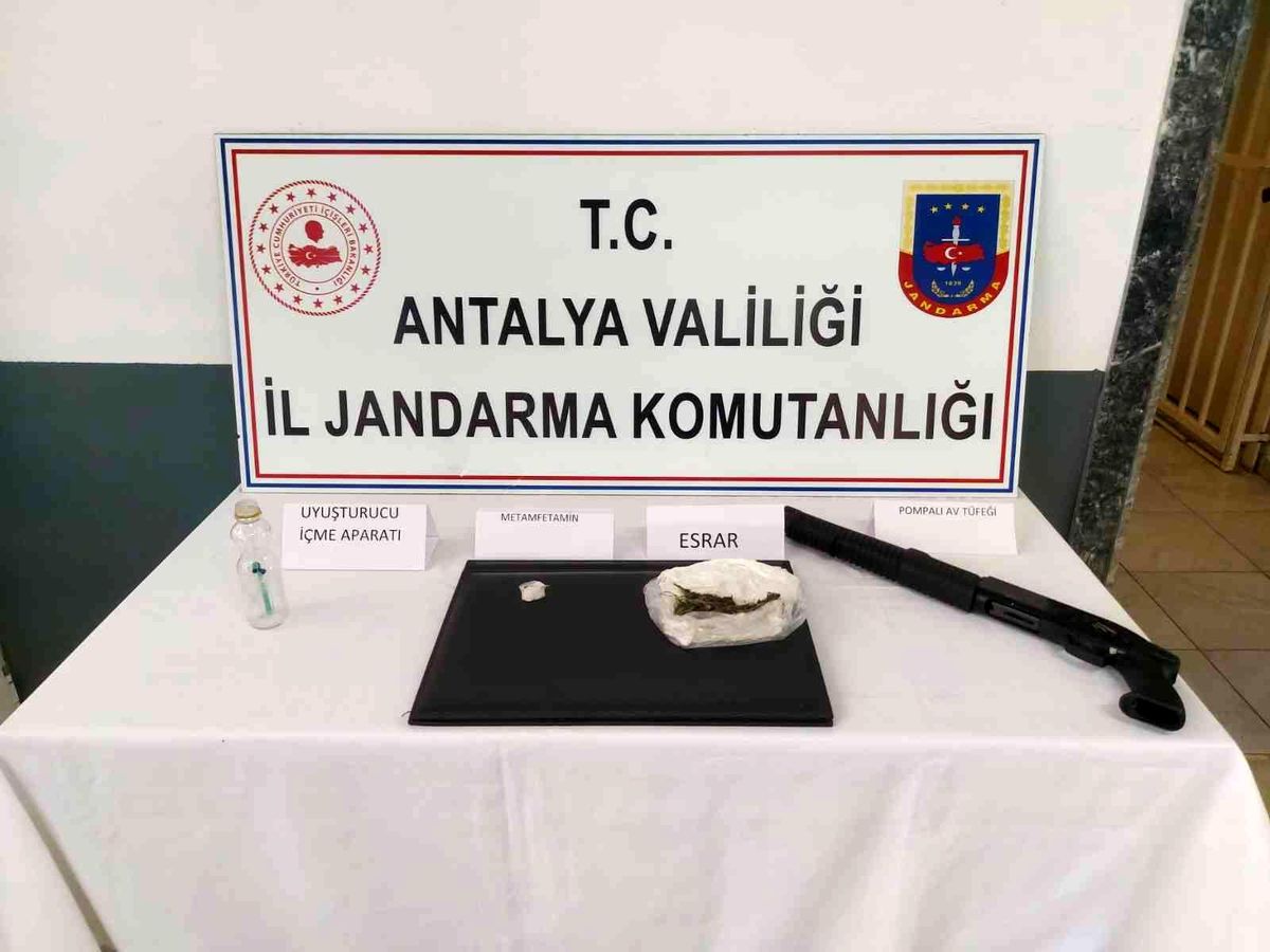 Jandarma şüphe üzerine durdurdu, uyuşturucu madde çıktı