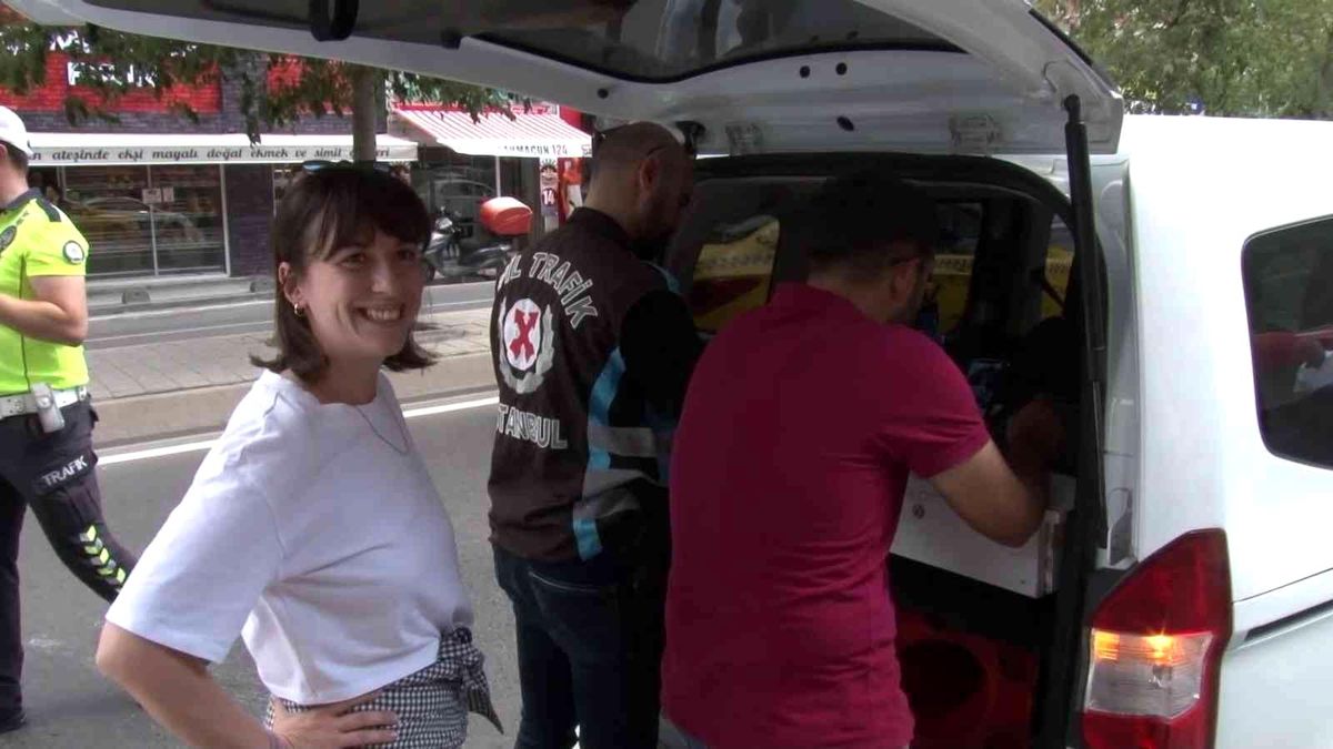 Kadıköy\'de dronlu trafik denetimine takılan sürücü: \'Çekin güzel çekin\'