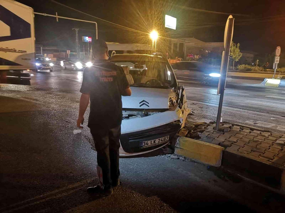Kamyonetle minibüs çarpıştı: 4 yaralı