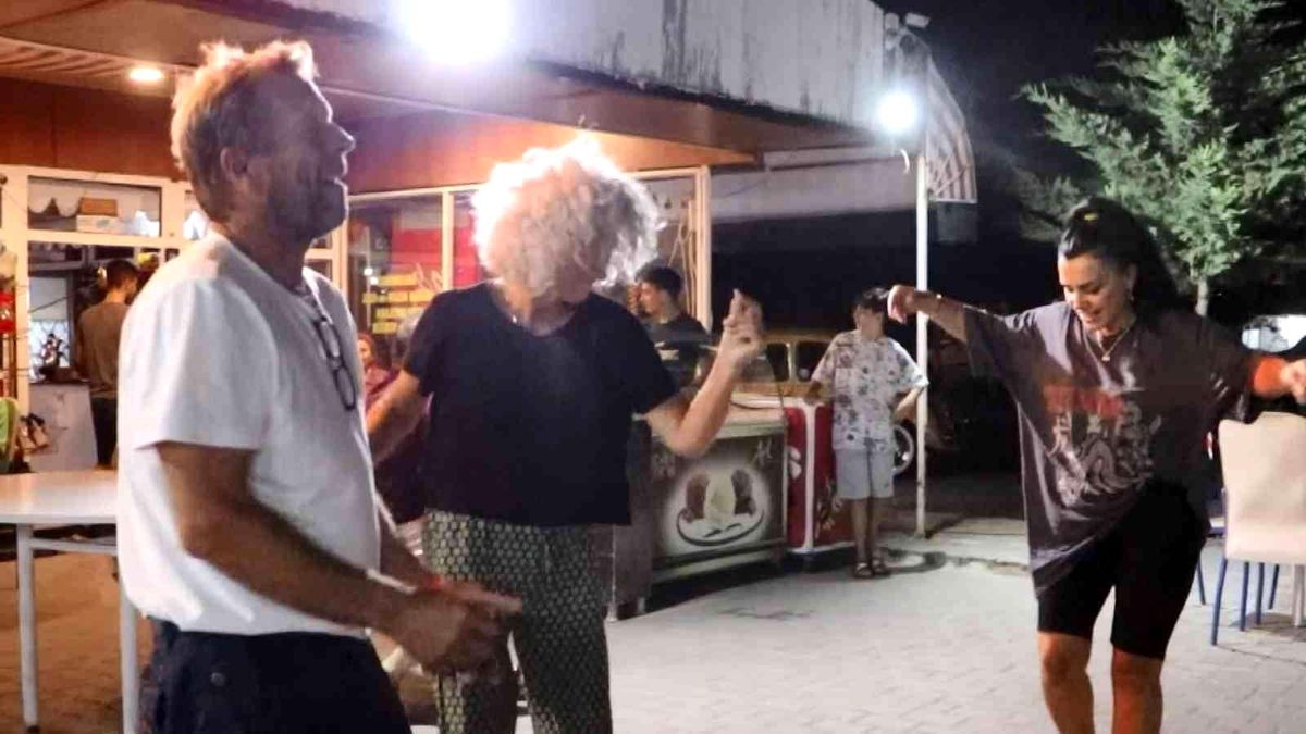 Karavanla Karadeniz turuna çıkan Hollandalı turistlere Ankara havası oynattılar