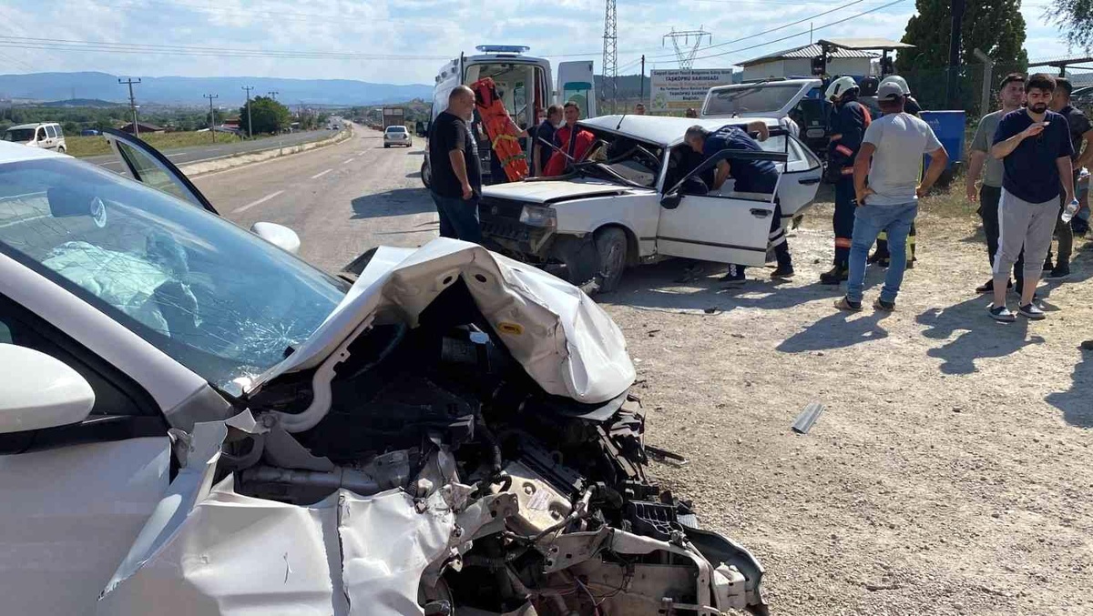 Kastamonu\'da iki otomobil çarpıştı: 3 yaralı