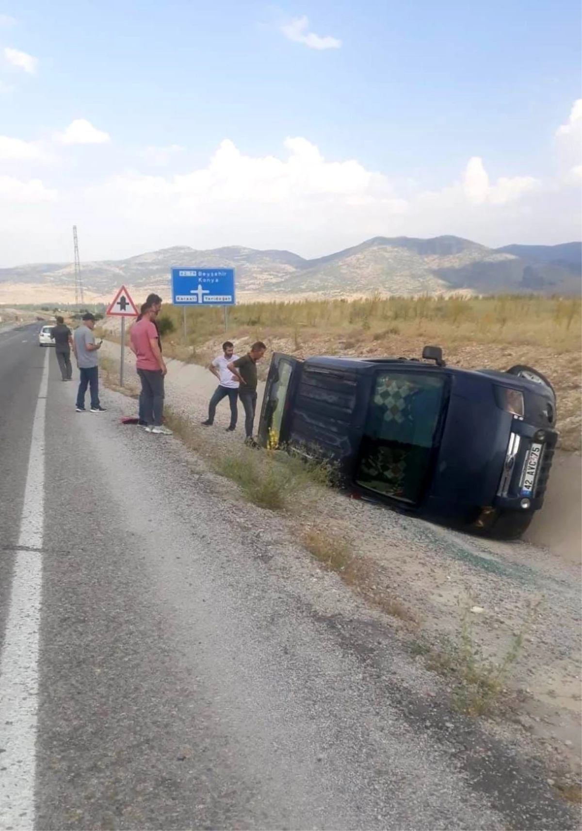 Kontrolden çıkan minibüs devrildi: 3 yaralı