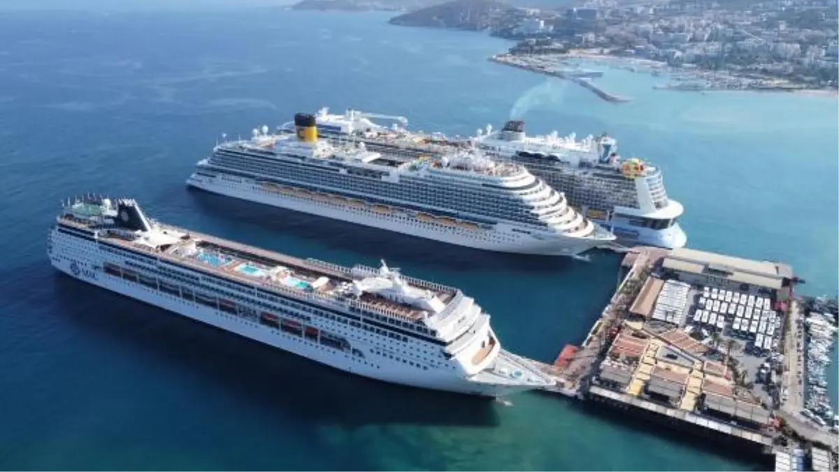 Kuşadası\'na 1 günde 3 kruvaziyerle 8 bin 270 turist geldi