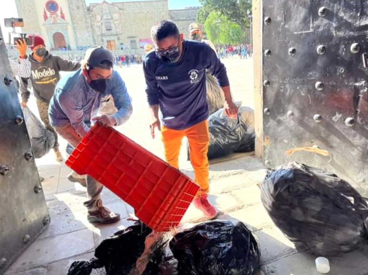 Meksika\'da eylem yapan temizlik işçileri, belediye binasını çöple doldurdu