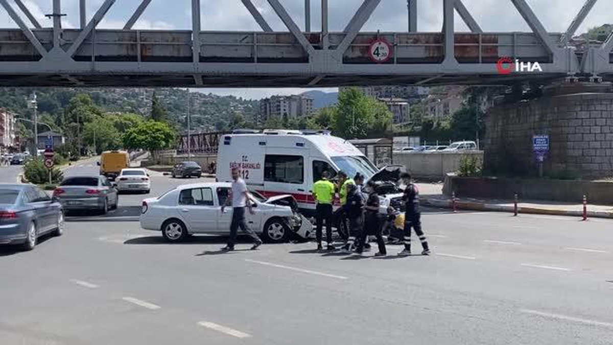 Otomobil ambulans ile çarpıştı: 3 yaralı