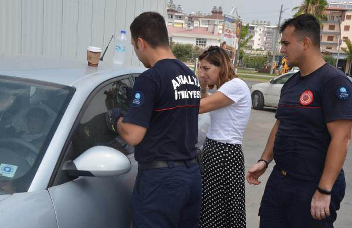 Antalya\'da araçta kilitli kalan çocuğu itfaiye kurtardı