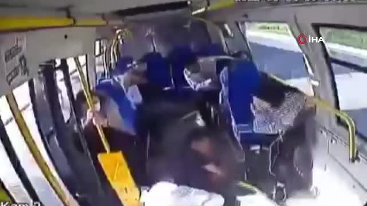 Pendik\'te İETT otobüsünün yolcu indirmek için duran minibüse çarptığı anlar kamerada