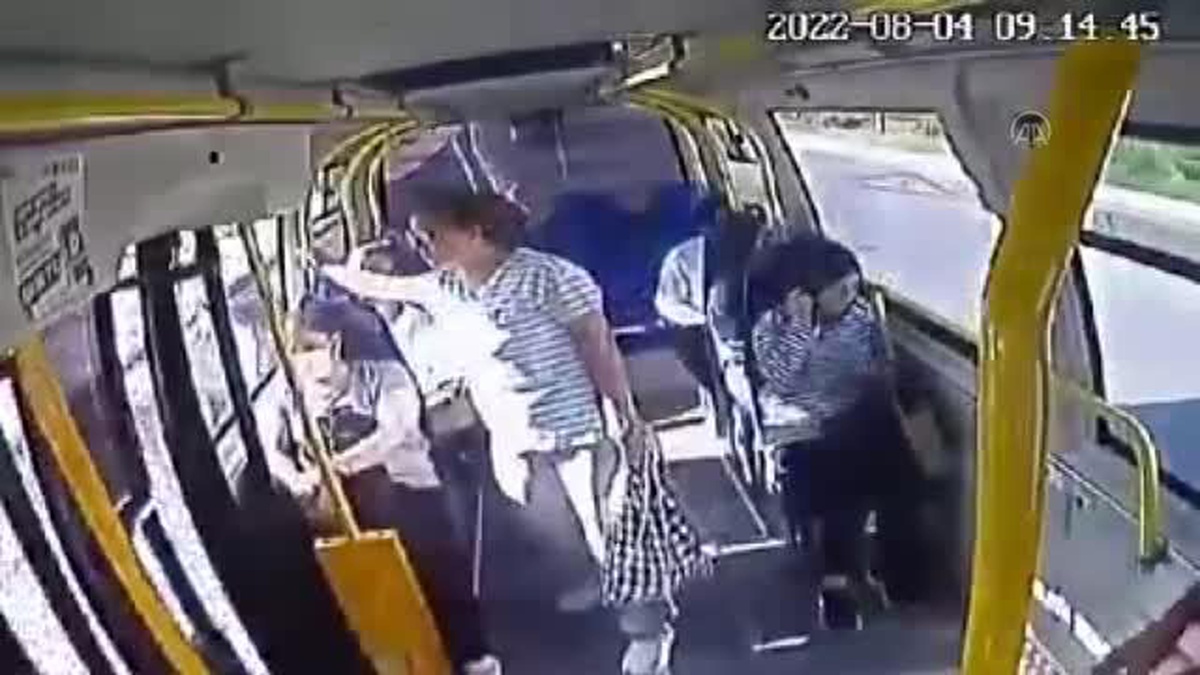 Pendik\'te İETT otobüsünün yolcu minibüsüne çarpma anı araç kamerasına yansıdı