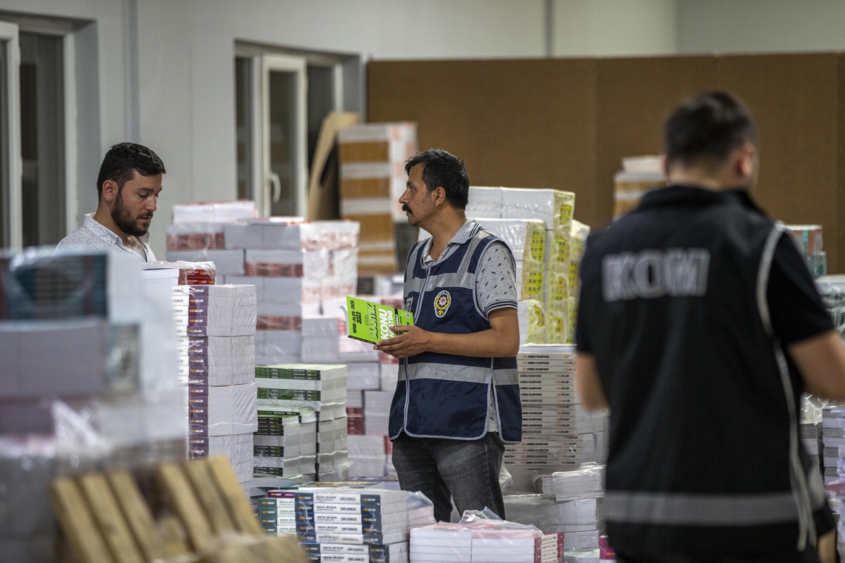 Son Dakika | Polis, 2022-KPSS Lisans oturumundaki bazı sorularla ilgili soruşturma kapsamında Yediiklim Yayınevine ait iş yerlerinde arama başlattı.