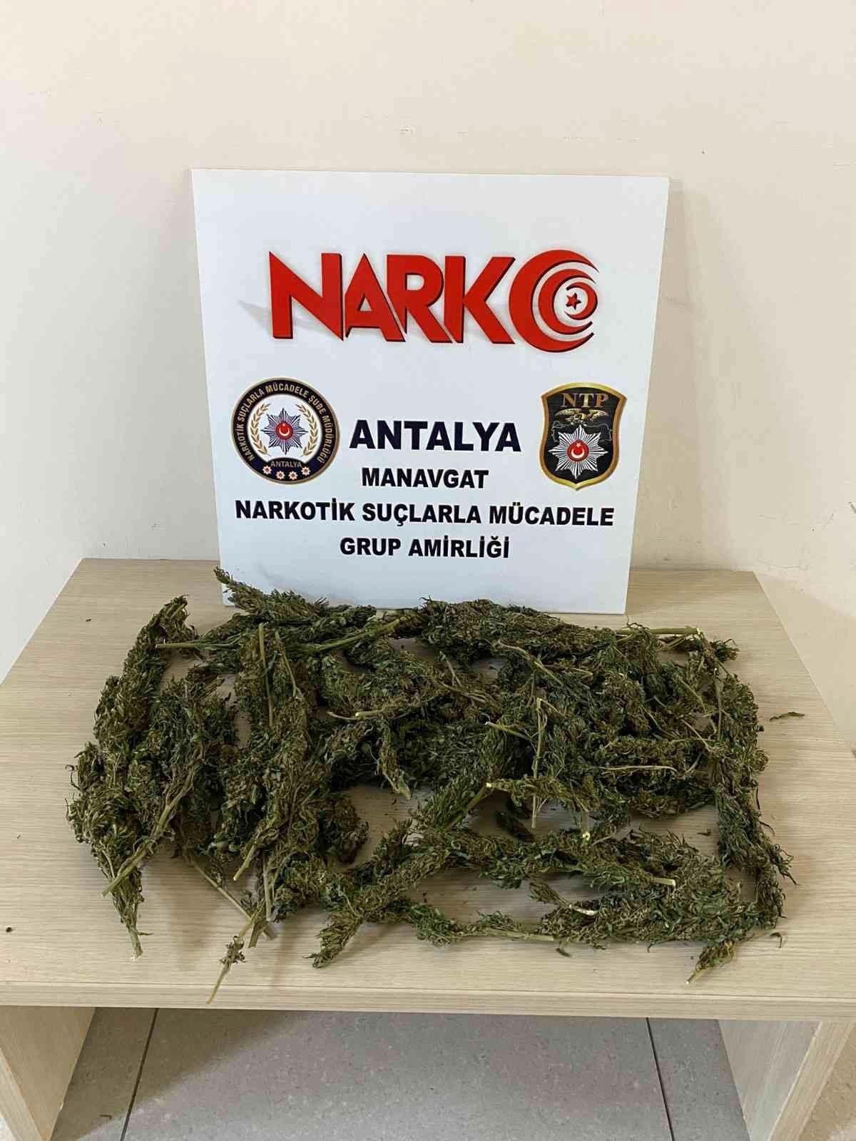 Poşette esrar taşıyan şüpheliye suçüstü