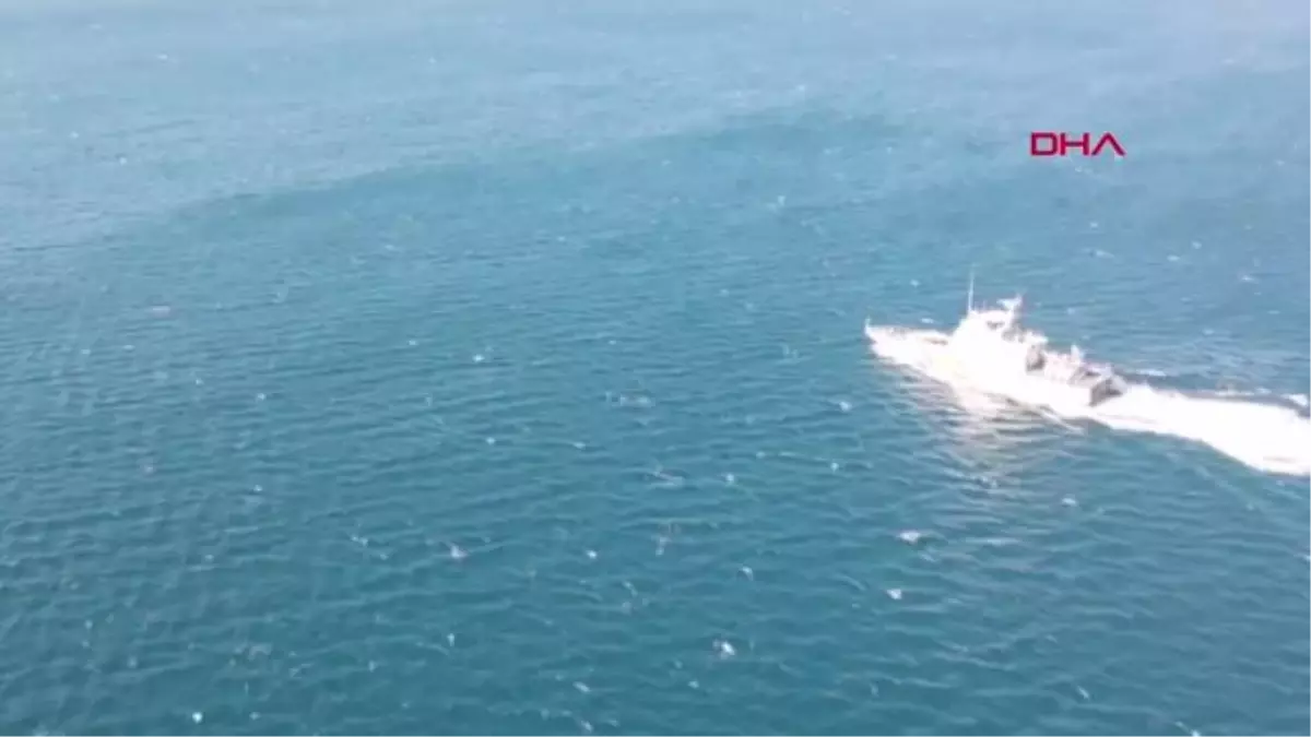 Denizde alabora olan lastik bottaki balıkçı aranıyor