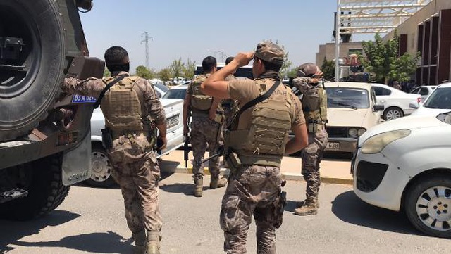 Sağlık kontrolüne getirilen şüpheli, jandarma aracından inerken öldürüldü Sağlık kontrolüne getirilen şüpheli, jandarma aracından inerken öldürüldü