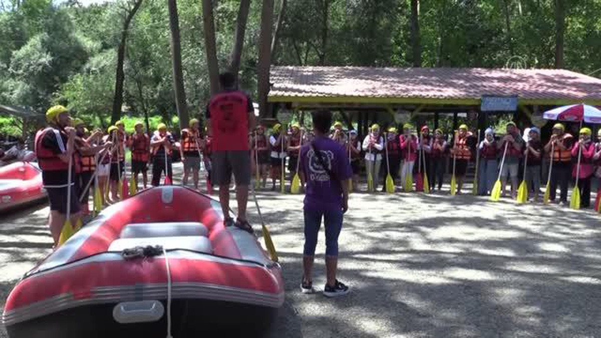 Düzce\'de sıcak havadan bunalanlar Melen Çayı\'nda rafting yaptı