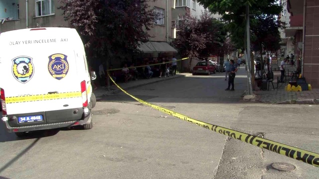 Sultangazi'de uzun namlulu silahlarla kahvehaneyi taradılar: 2 yaralı Sultangazi'de uzun namlulu silahlarla kahvehaneyi taradılar: 2 yaralı