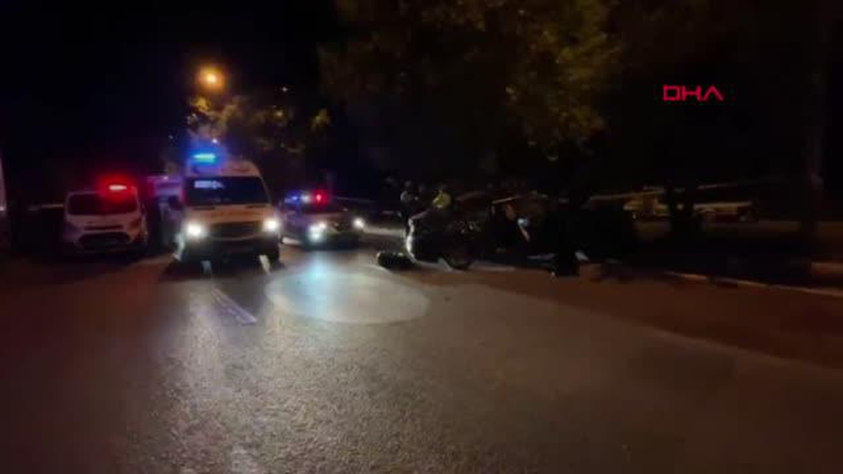 SÜRÜCÜSÜNÜN KONTROLÜNDEN ÇIKAN OTOMOBİL, PARK HALİNDEKİ KAMYONA ÇARPTI: 2\'Sİ AĞIR 5 YARALI