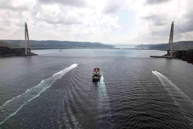 Tahıl yüklü gemi 'Razoni' İstanbul Boğazı'nda