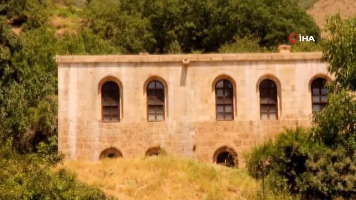 Tarihi mekanlara dikkat çekmek için santur çaldı
