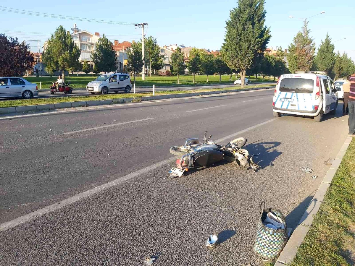Tavşanlı\'da otomobil ile motosiklet çarpıştı: 1 yaralı