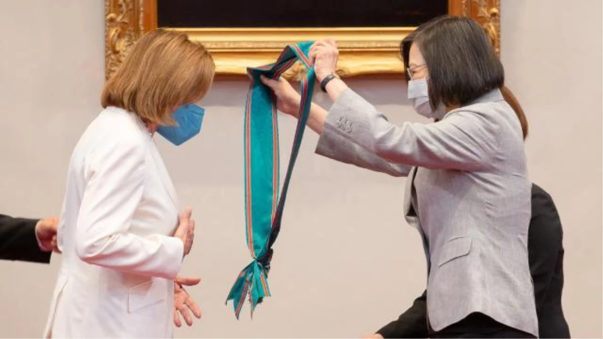 Çin tahrik ediliyor! Tayvan lideri, ABD Temsilciler Meclisi Başkanı Pelosi\'ye şeref madalyası taktı