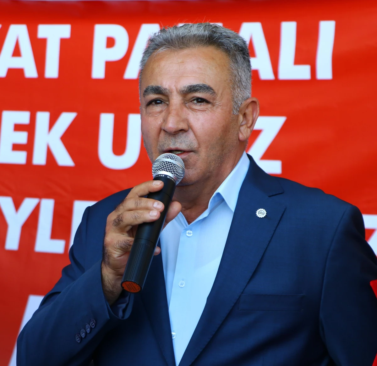 Tekirdağ Büyükşehir Belediyesi işçileri ek zam isteğiyle belediye önünde eylem yaptı