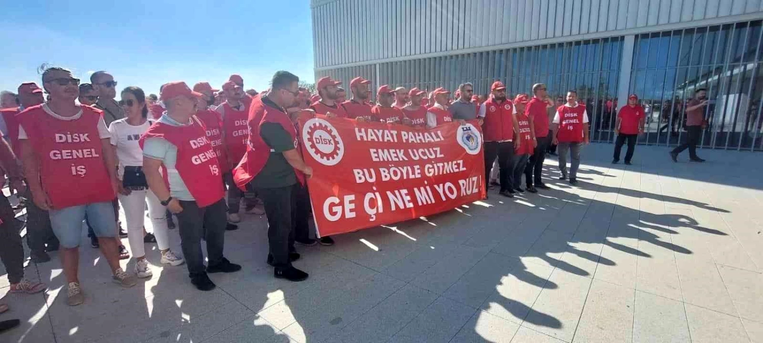 Tekirdağ\'da maaşlarını az bulan belediye işçileri eylem yaptı