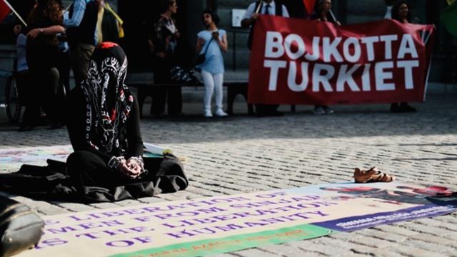 Terör örgütü YPG/PKK yandaşları İsveç parlamentosu önünde gösteri düzenledi Terör örgütü YPG/PKK yandaşları İsveç parlamentosu önünde gösteri düzenledi
