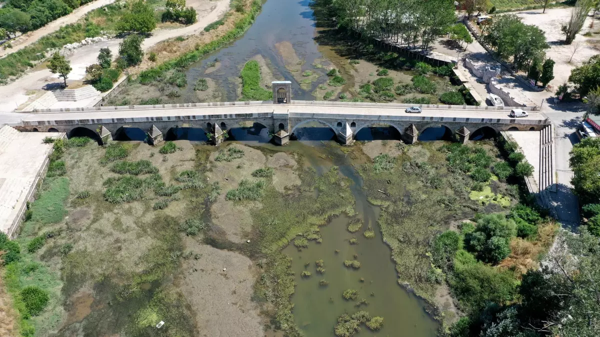 Tunca Nehri\'nde debinin düşmesiyle çöpler ortaya çıktı