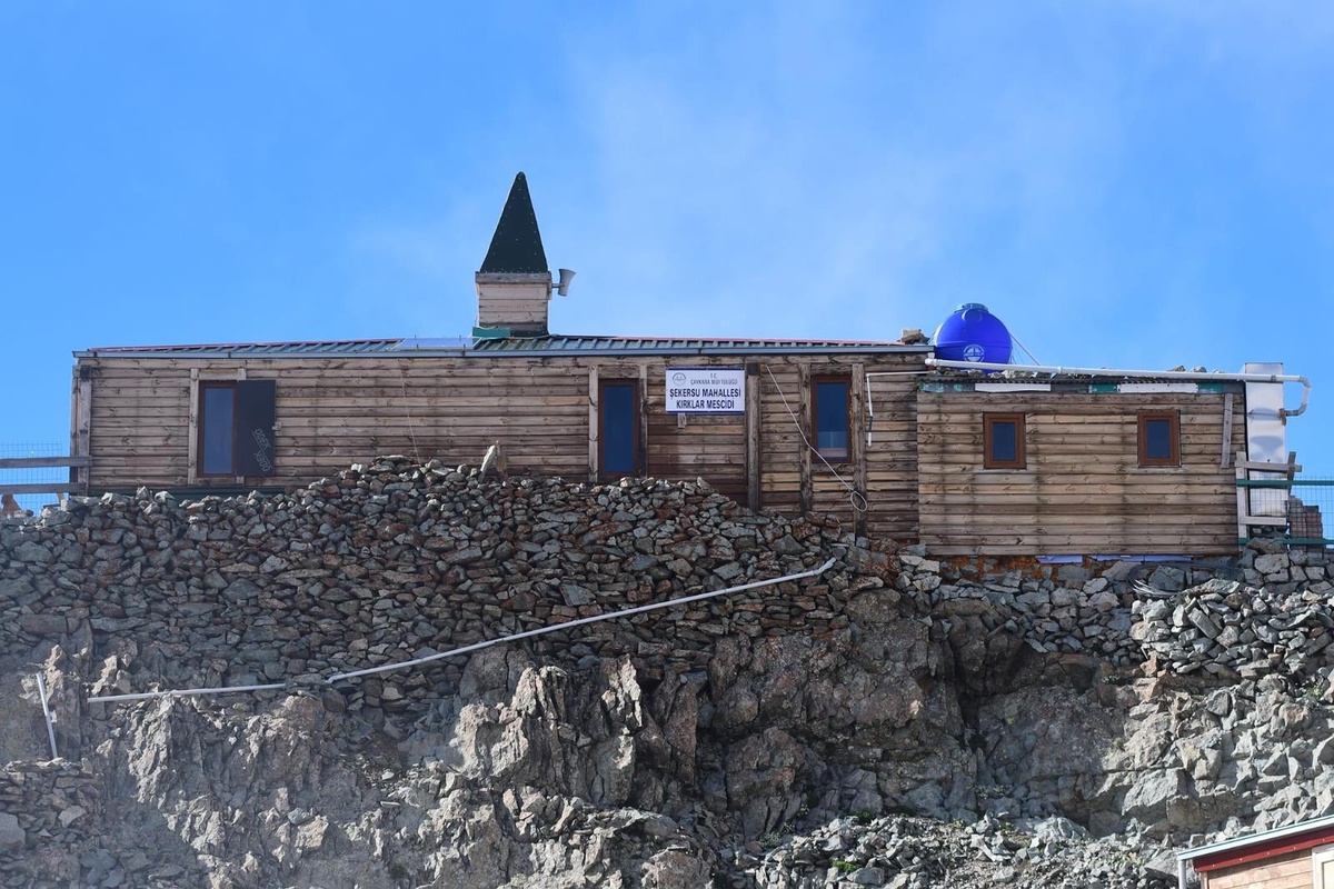 \'Uçurumdaki mescit\' ziyaretçilerini hayran bırakıyor