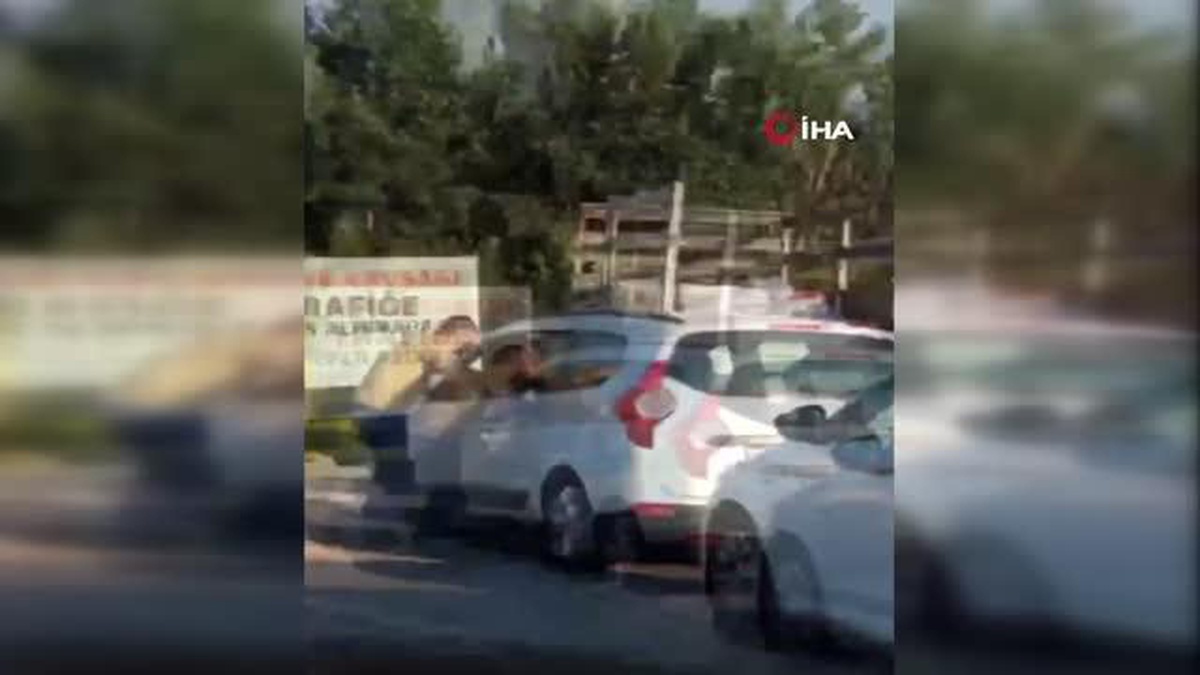 Trafikte yol verme tartışması kamerada