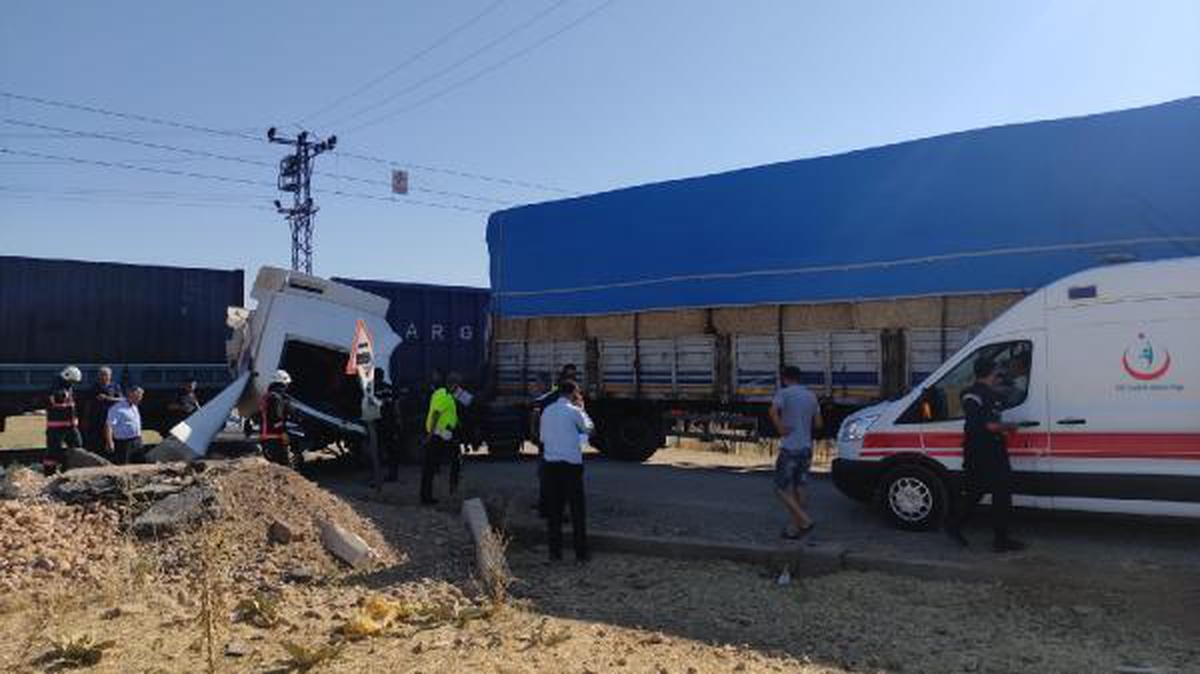 Yük treni, hemzemin geçitte TIR\'a çarptı: 1 yaralı