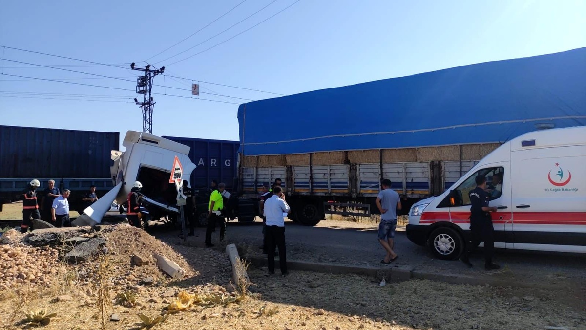 Yük treni ile tır çarpıştı: 1 yaralı