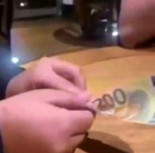 200 euro ile sigarasını yaktı, tüm şehirden tepki aldı 200 euro ile sigarasını yaktı, tüm şehirden tepki aldı