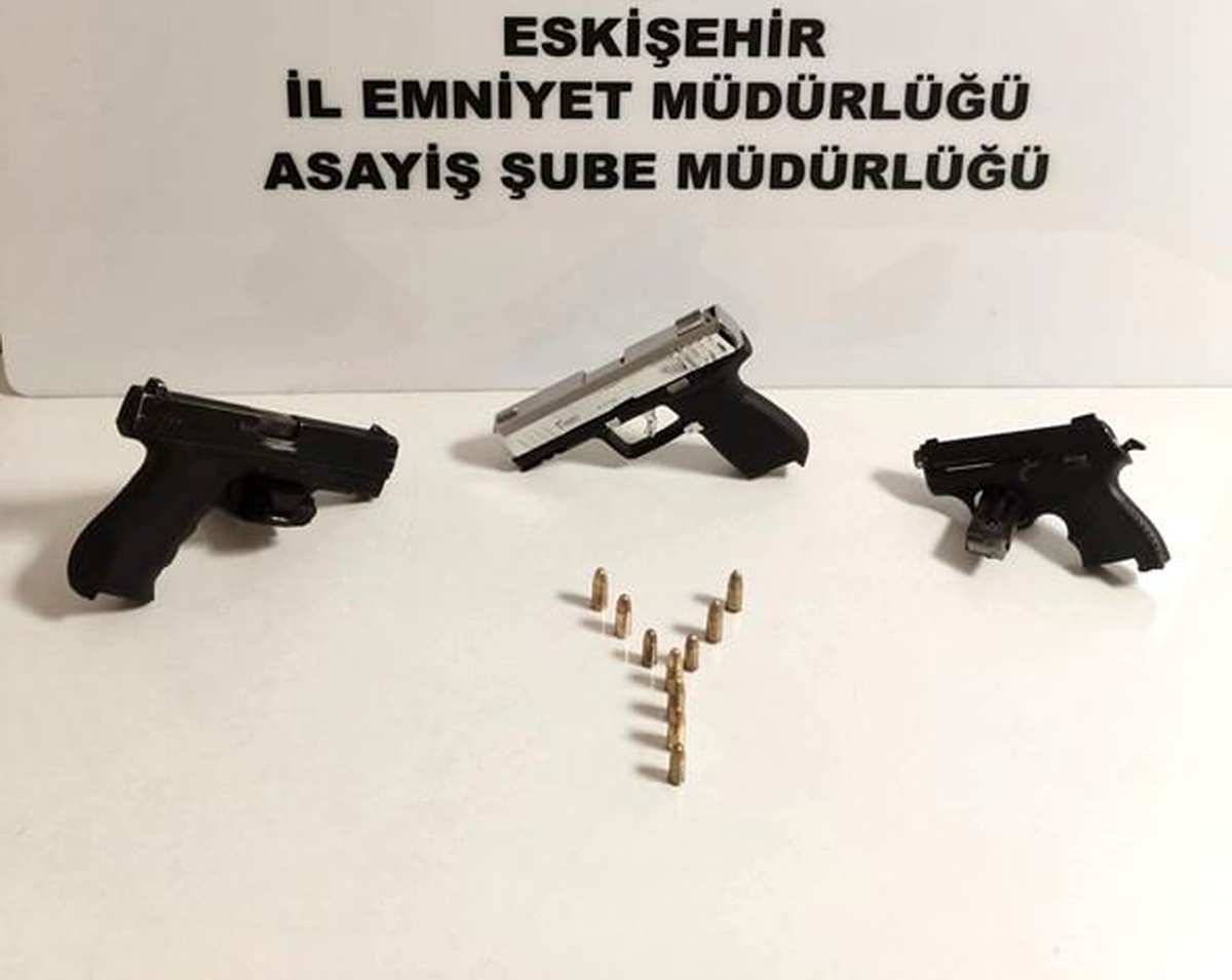 5 şüpheli şahıstan 3 tabanca ve 10 fişek ele geçirildi