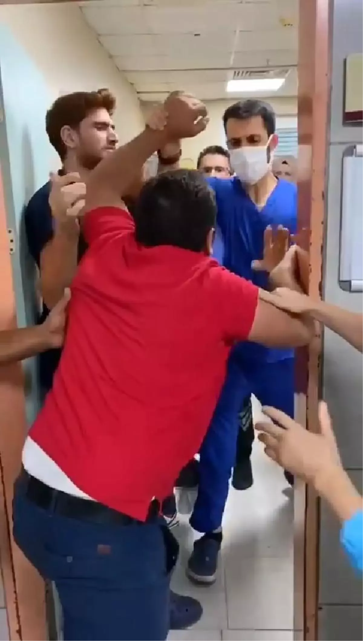 Acil serviste 'maske' uyarısında bulunan doktora saldıran şüpheli serbest