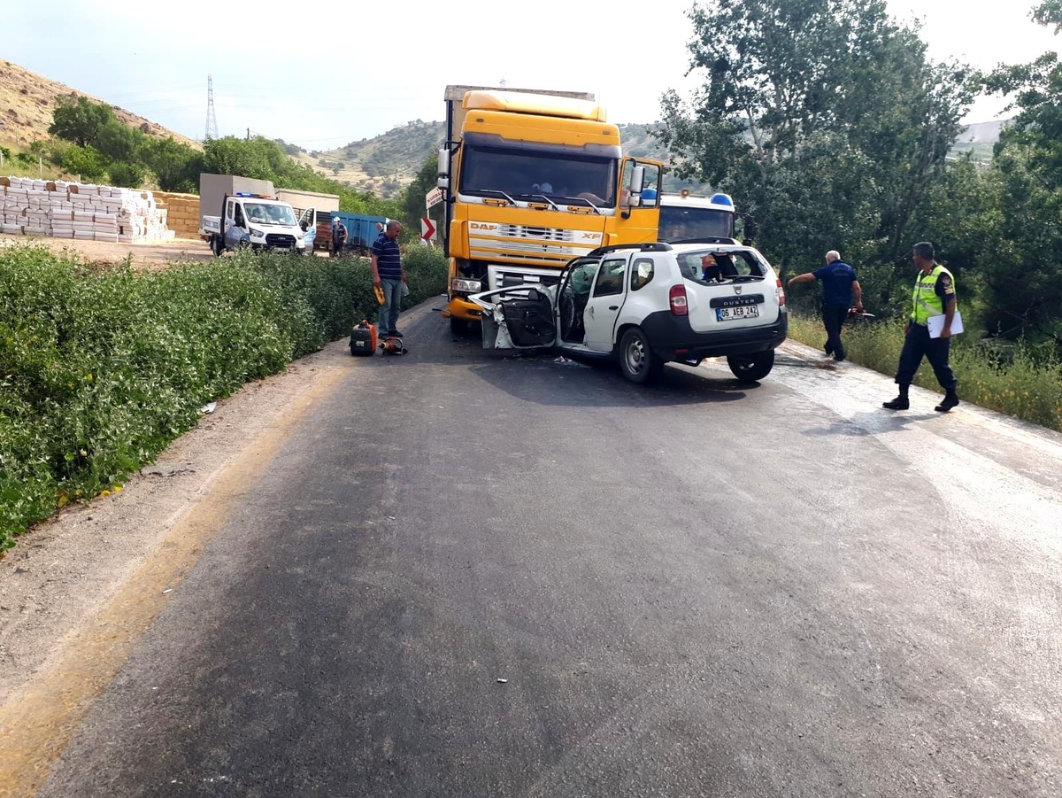 Ankara\'da otomobil tırla kafa kafaya çarpıştı: 1 yaralı