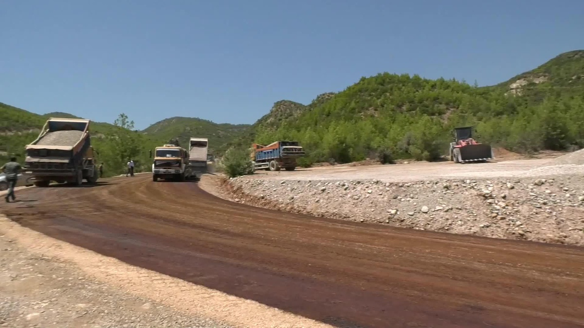 Antalya Büyükşehir Karabucak Yolunu Asfaltlıyor
