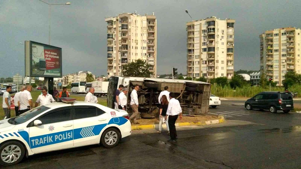 Antalya\'da servis midibüsü devrildi: 6 yaralı