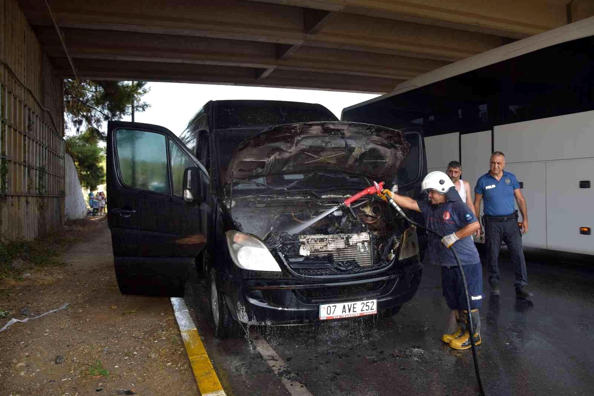 Antalya\'da turistleri taşıyan minibüs alev aldı
