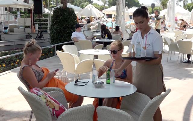Ara eleman sıkıntısı çeken turizm sektörü, 15 bin lira maaşla çalışacak personel bulamıyor
