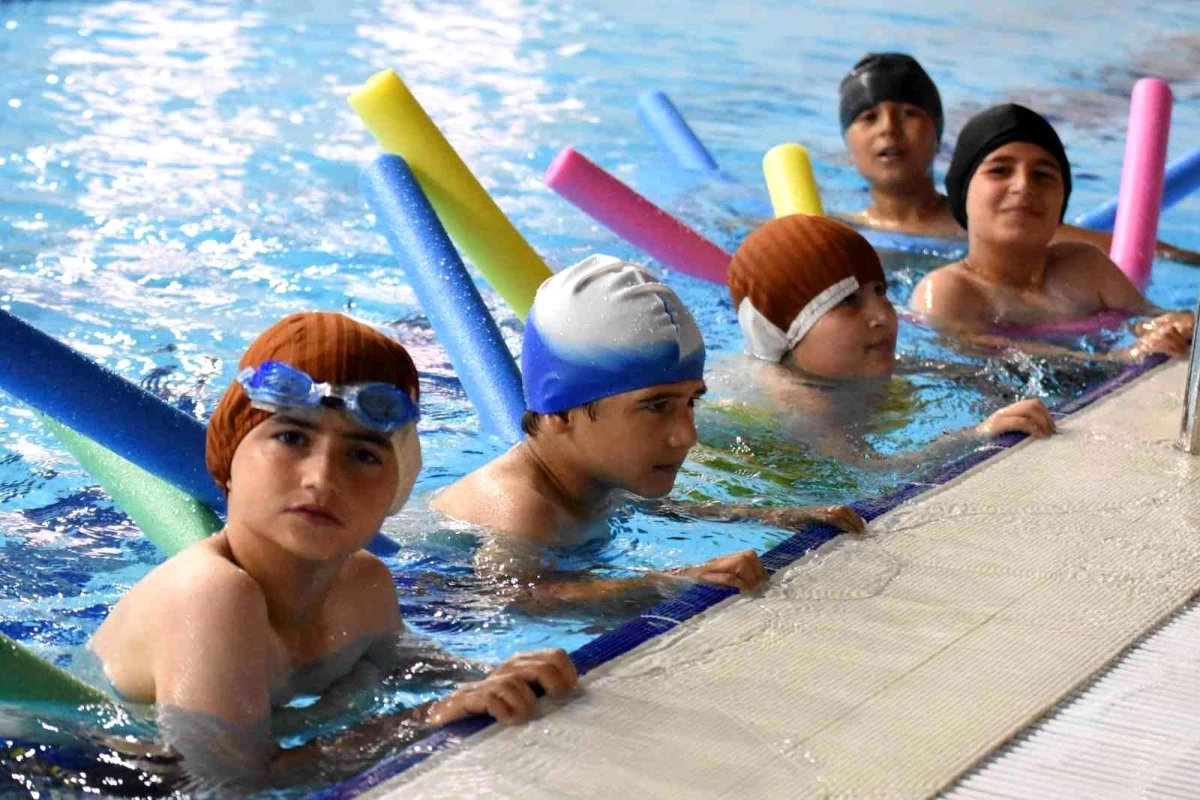 Aziziye\'de çocuklar için yüzme kursları başlıyor