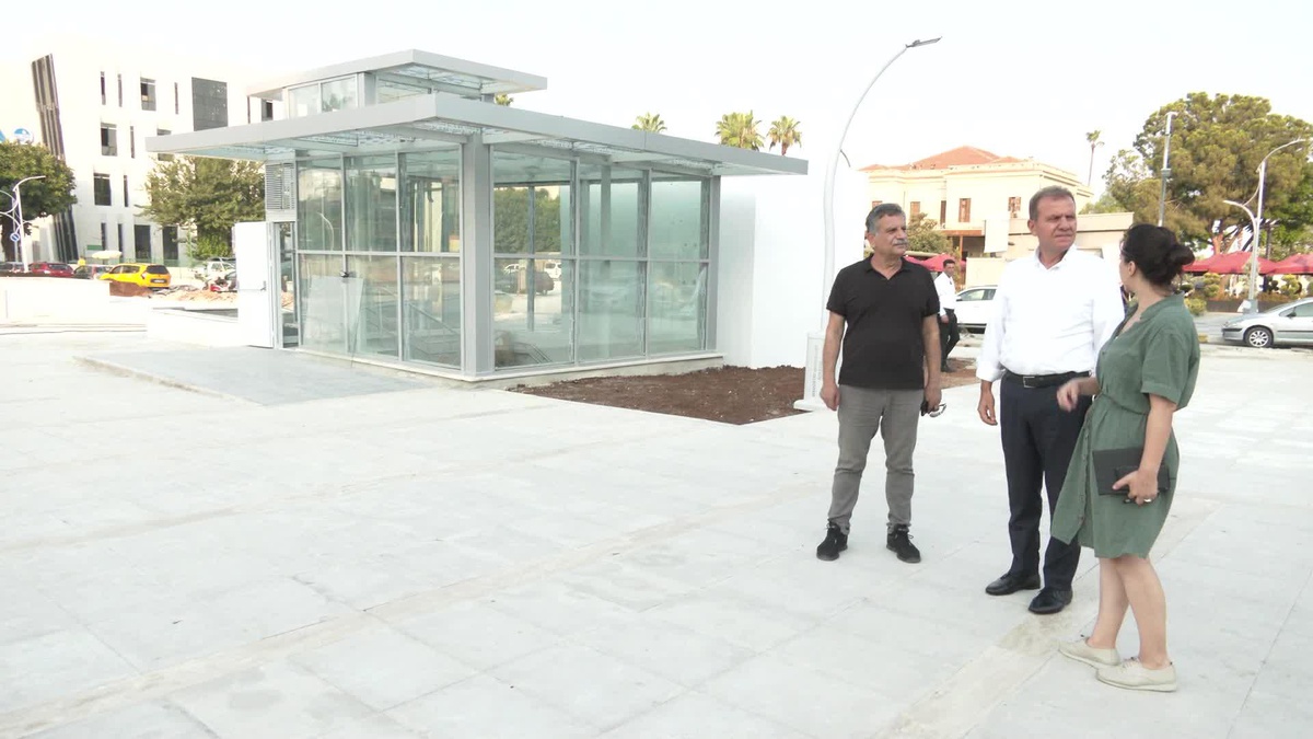Başkan Seçer, Akdeniz İlçesi\'nde İstiklal Caddesi Esnafını Ziyaret Etti